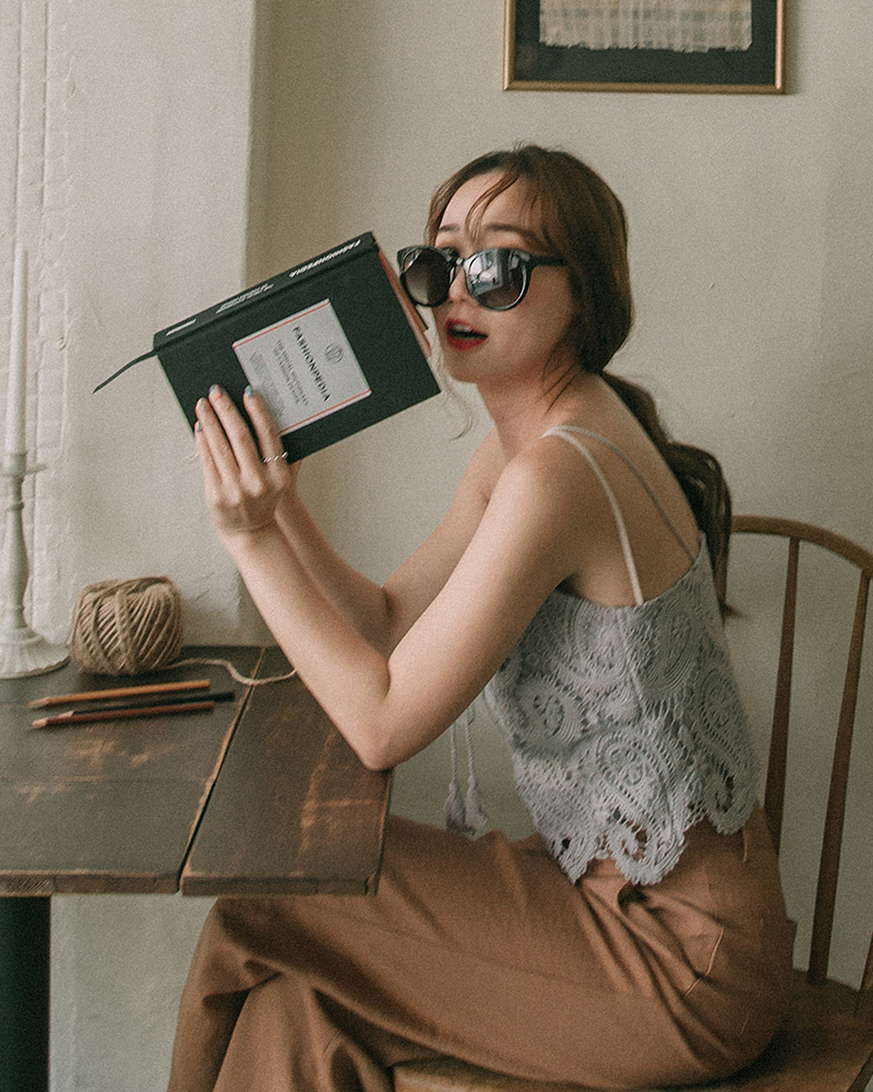 後隱形拉鍊/變形蟲蕾絲/流蘇綁帶設計 商品長度/短版商品版型/合身商品厚薄/適中商品彈性/無 *保養方式：此款布料特性，建議手洗並輕擰保持濕度晾曬(避免脫水)，乾後拉平低溫墊布整燙，以避免破壞衣服版型