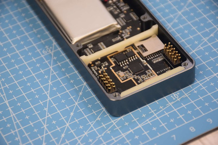 由駭客開發、為駭客設計的手機 WiPhone ，不但能土砲客製還能當開發板使用