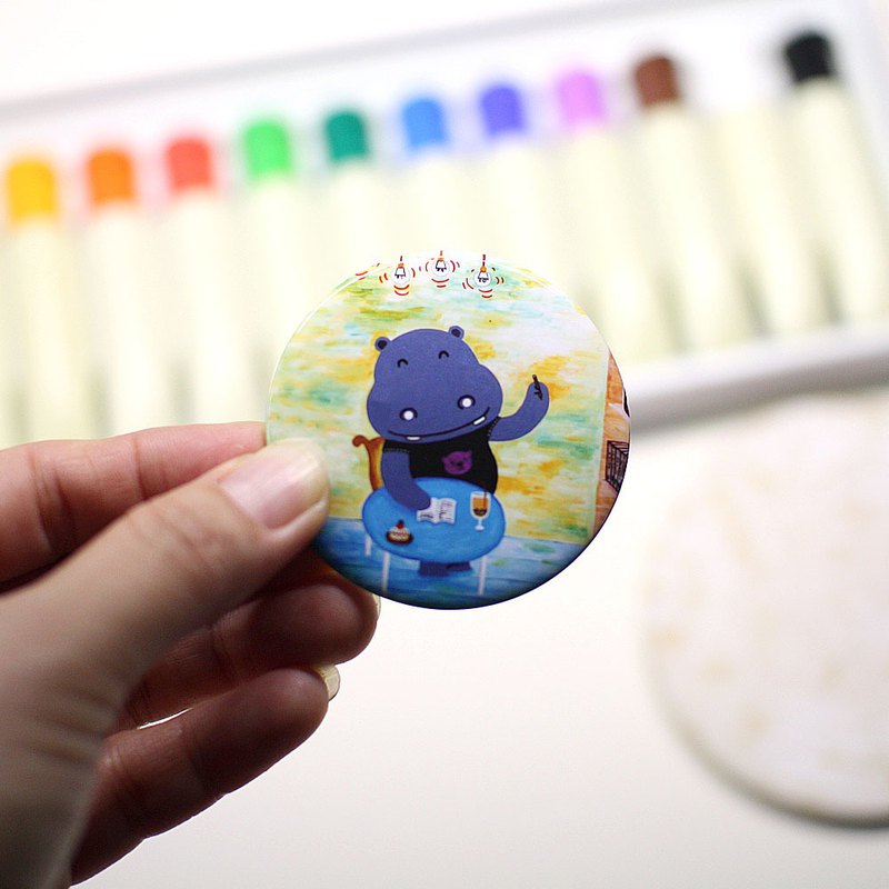 kami插畫別針胸章《 太空熊 》 隨處可裝飾 可別在包包上或帽子上 給自己滿滿的陽光能量 也可分享送給知已好朋友喔!