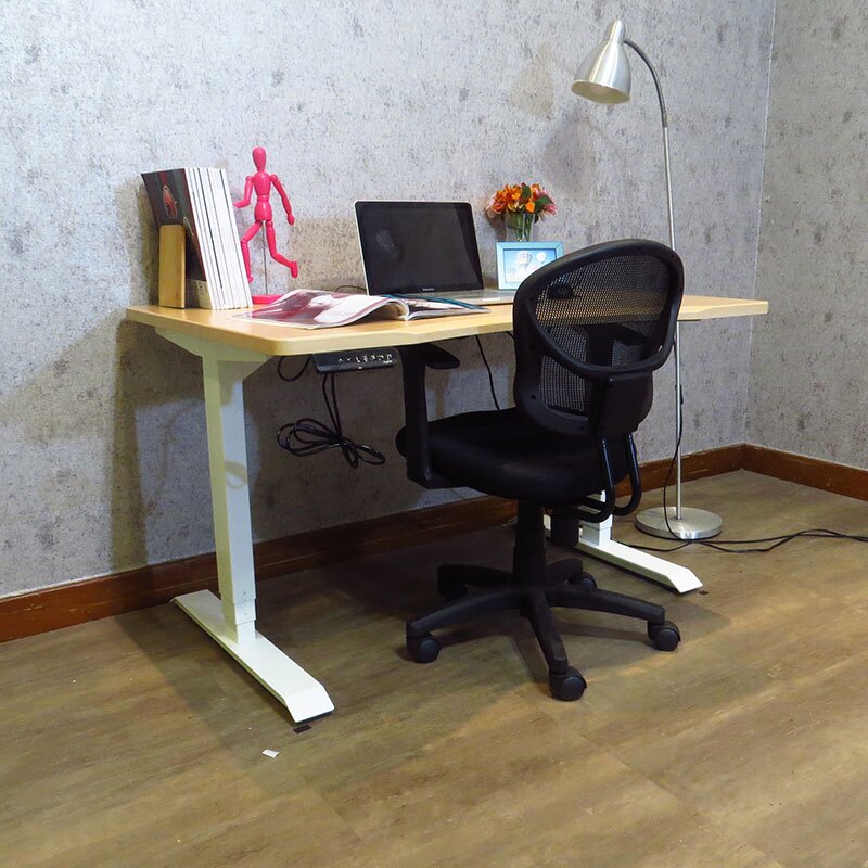 靈活發揮辦公桌及電動調整的功能，呈現簡約設計美感