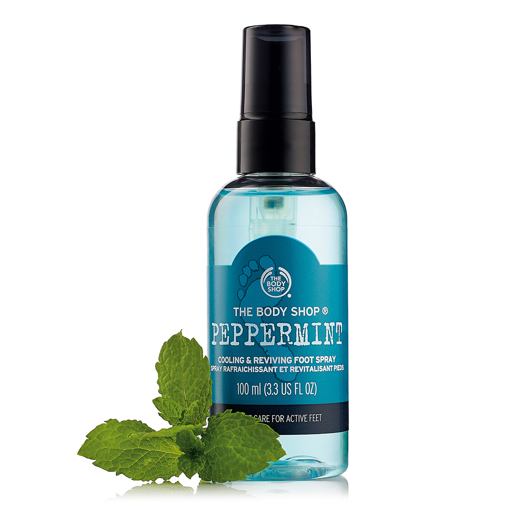 含社區公平交易薄荷精油能去除足部異味。葡萄酸萃取可使足部肌膚柔嫩光滑，薄荷腦萃取可使足部及腿部立即清涼舒爽，舒緩沉重感。另添加甘油、維他命B5可深層滋潤足部肌膚，穿著絲襪亦可直接使用，不含防腐劑。