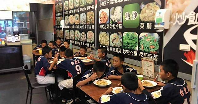 偏鄉少棒隊「首次來台中」！暖心店家招待吃炒飯　孩子們「一舉動」惹哭網