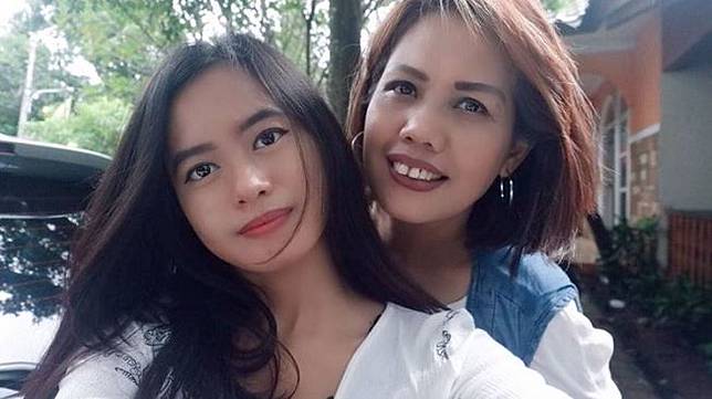 Elly Sugigi bersama putrinya, Ulfi Damayanti. (Instagram)