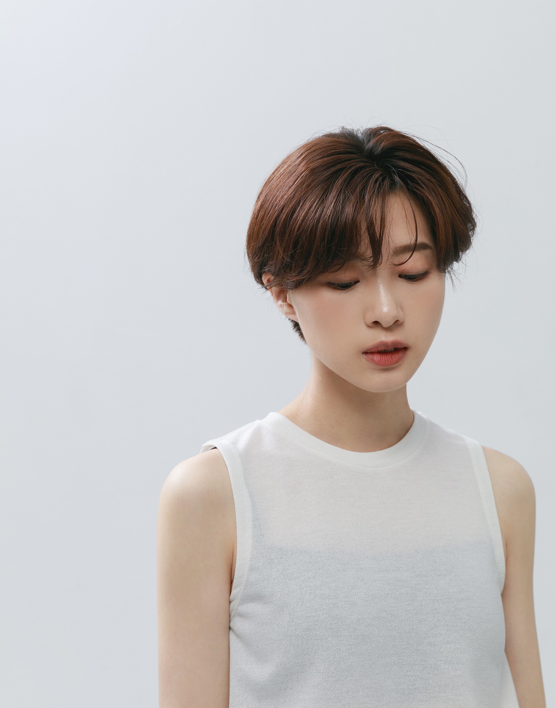 彈性：適中 輕薄紗感質料、U領寬肩帶設計、微合身修飾版型