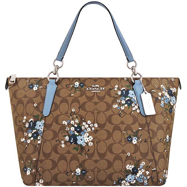 ★大C PVC搭配花朵圖樣設計 ★正面以一立體馬車LOGO飾牌妝點 ★容量大，可收納4文件等隨身物品COACH FLORAL SIGNATURE AVA TOTE 包款，以大C PVC搭配花朵圖樣設計