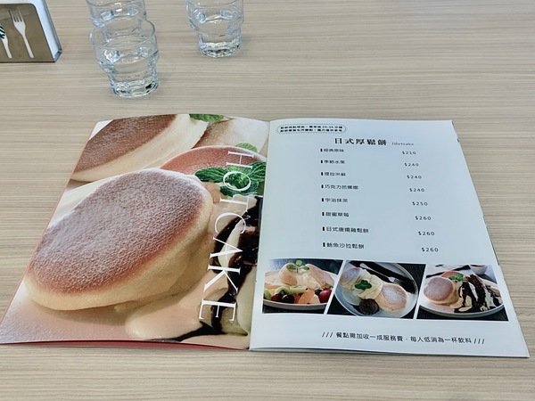 倪倪愛美食－『台中大里商圈美食推薦』日系療癒雲朵般日式厚鬆餅職人咖啡與澎湃海鮮鍋料理－Kumo朵朵雲與牛鍋私藏鍋物網美最新用餐打卡景點一次Get直擊分享