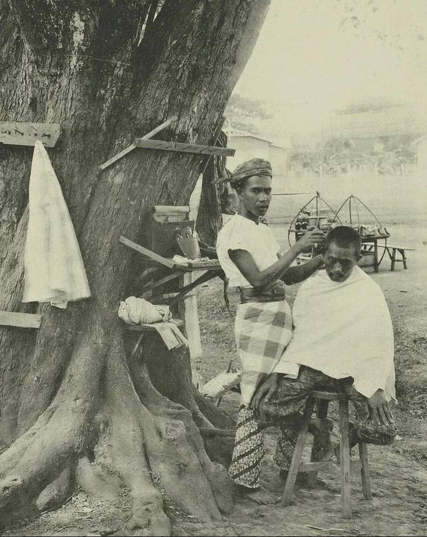 7 Potret Lawas Barbershop Bawah Pohon Ini Andalan Tampil Ganteng