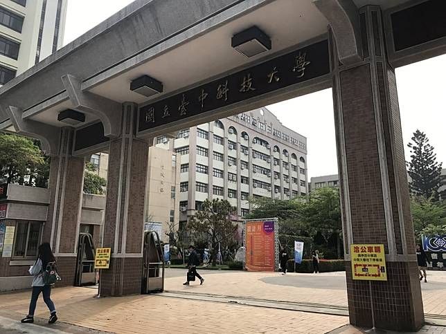 台中科科技大學今傍晚驚傳墜樓案，一男子從中正大樓墜下，經送醫急救仍傷重不治。記者林佩均／攝影