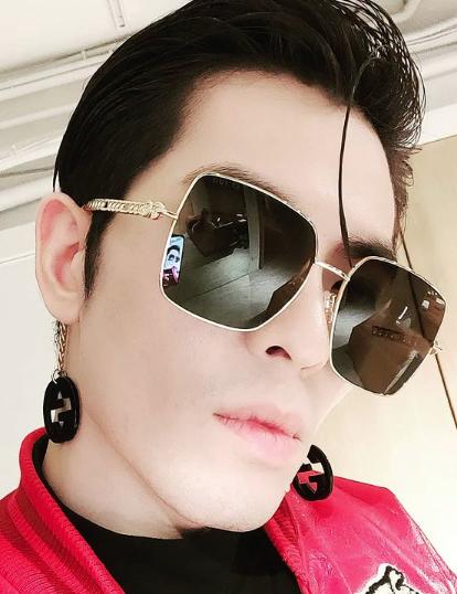 有著gucci吊飾，是這款墨鏡的特色。