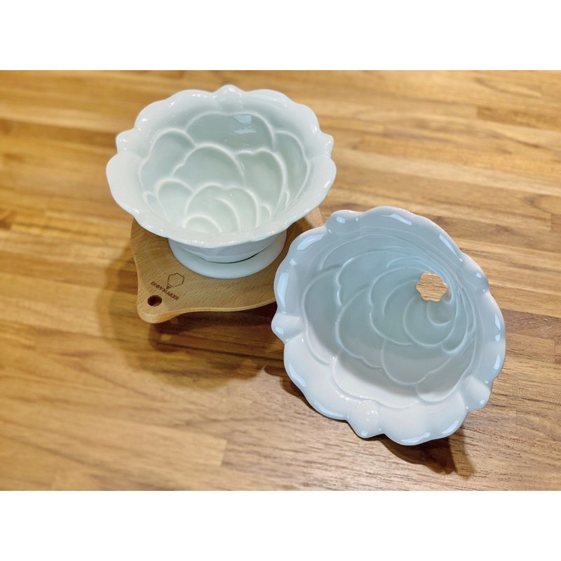 名稱: H.U.A.玫瑰濾杯顏色: 粉紅, 玫黃, 隱青使用濾紙: 適用市面上V01款濾紙(1-2人錐型濾紙)配件: 每款濾杯皆包含實木杯托、矽膠保護圈規格: 14cm * 12.5cm * 11cm