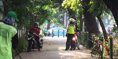 Polisi Mulai Tilang Pemotor yang Melintas di Trotoar