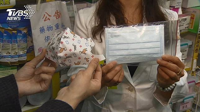 政府推出口罩實名制，藥局人員第一線服務民眾。(示意圖，與事件無關／TVBS資料照)。
