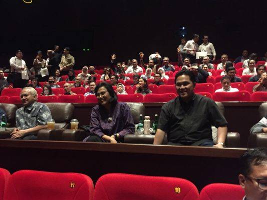 Sri Mulyani (tengah) saat nonton bareng film Gundala