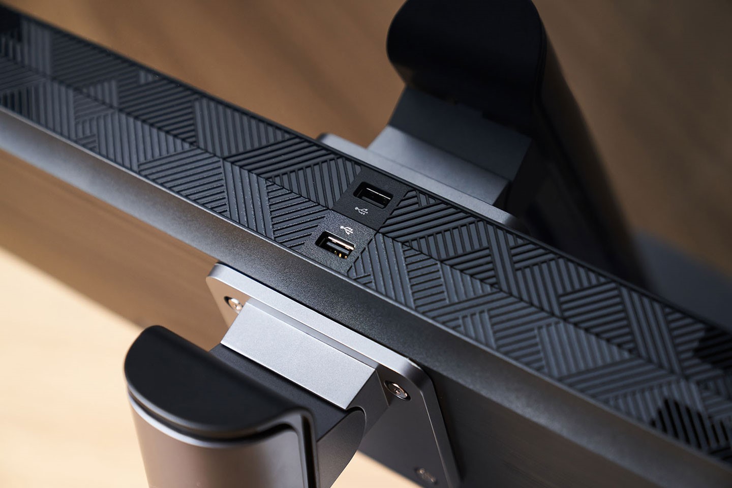 透過機身後側上方另兩組 USB 2.0 A 埠可擴充更多外部設備。