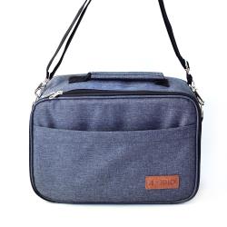 ◎整體簡約俐落，隱藏式拉鍊袋，可放置手機、錢包|◎可拆式隔板，彈性收納，所有配件器具井然有序|◎肩背、斜背、手提皆可用，輕鬆攜帶品牌:A-IDIO類型:用具種類:手沖壺主材質:布材質說明:表布(牛津布