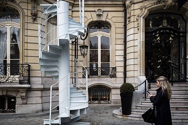 Sebuah tangga spiral yang merupakan bagian dari Menara Eiffel dipamerkan di balai lelang Artcurial di Paris, Prancis, 8 November 2018. (Foto
