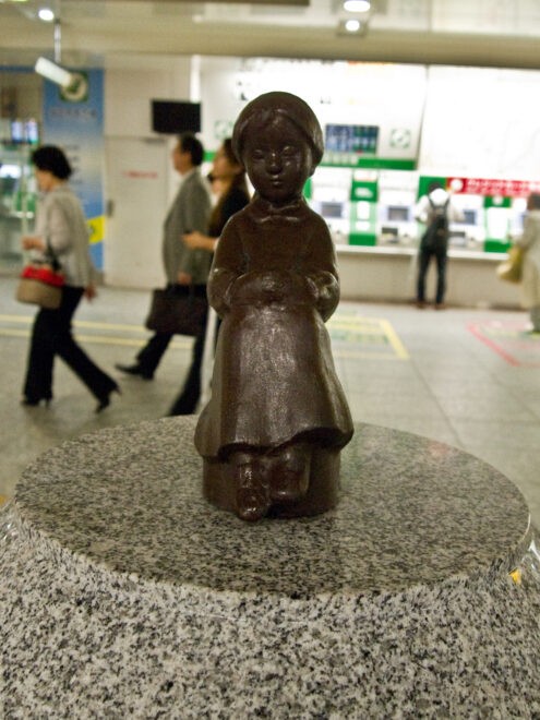 「赤い靴はいてた女の子像」 ♪赤い靴 履いてた 女の子♪ は実在の少女。この女の子の像が
