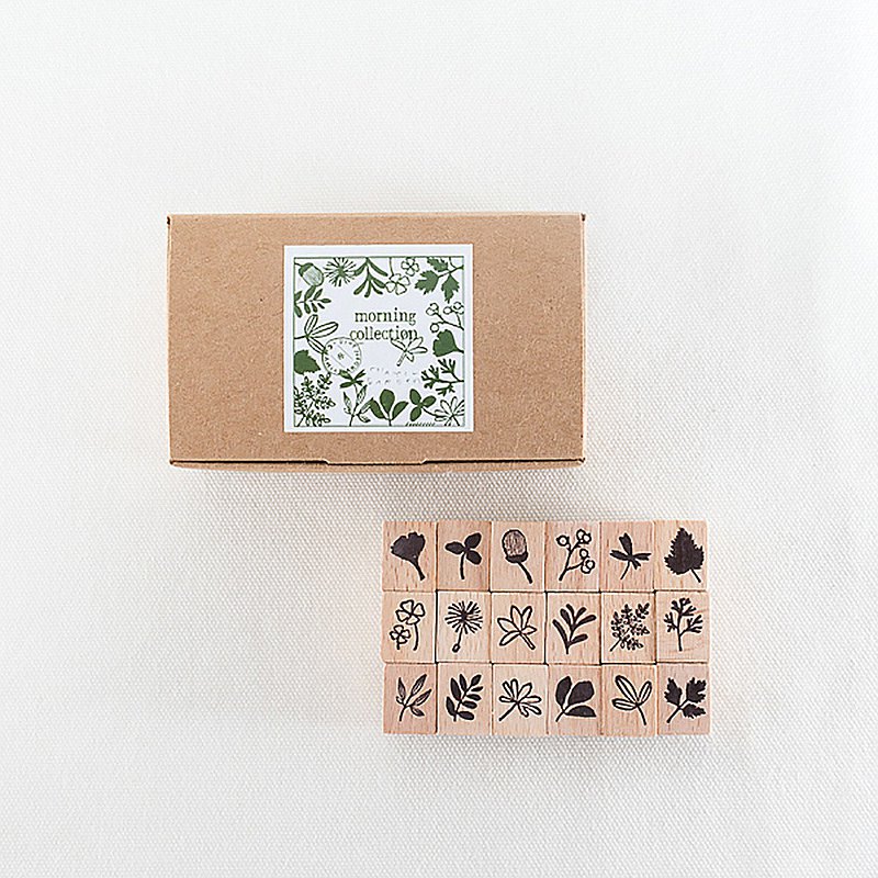 小徑 X 夏米花園 聯名合作款 。『 採葉集 』以植物與果實作為主題， 整組收錄18款造型，萬用、易變化，可隨心蓋印出許多創作，印章材質選用具自然與溫暖的木頭材質，整組也適合作收藏。