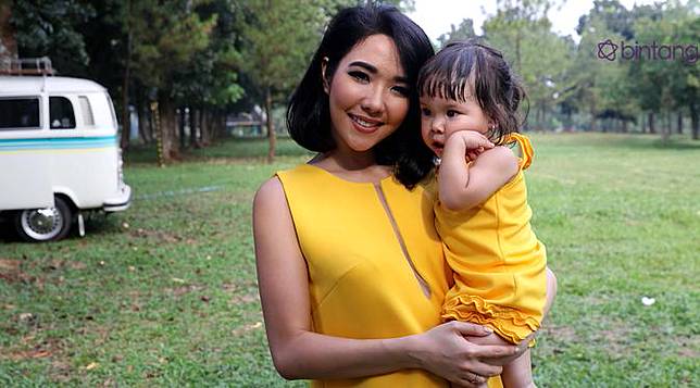 Gambar Sketsa Ibu Menggendong Bayi