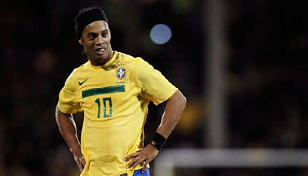 Ronaldinho Tambah Daftar Pensiunan Pesepak Bola Yang Bangkrut