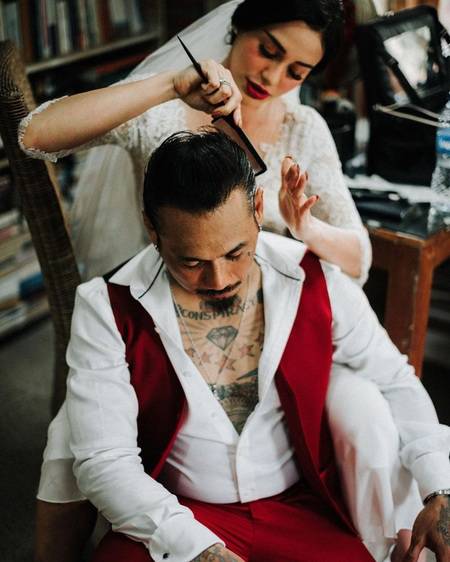 Jerinx serta Nora Alexandra resmi menjadi pasangan suami 10 Momen Romantis Resepsi Pernikahan Jerinx serta Nora Alexandra, Bernuansa Merah Putih.