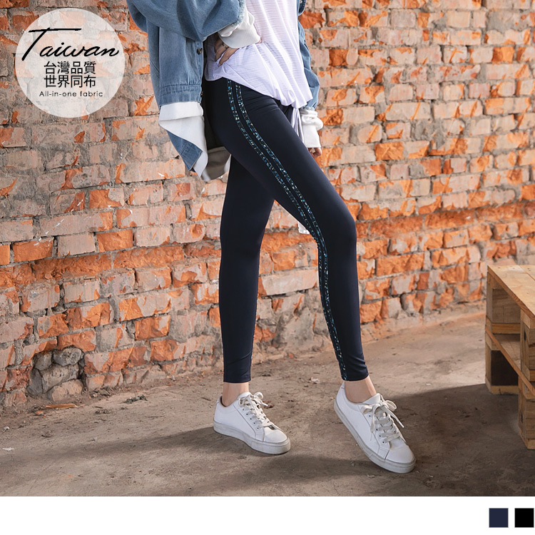 選用舒適透氣的布料，讓你運動起來不悶熱； 高彈力材質給予輕盈活動感，怎麼動都自在。 側邊印花配條造型，兼具運動及時尚造型。 此款2色運動瑜珈褲，穿出你的運動時尚感。 ************** 小提