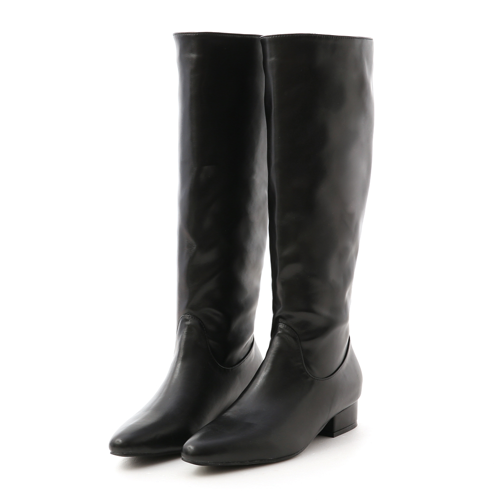 膝下靴潮流再度席捲整個秋冬! 靴面選用軟而挺的舒適皮革 簡單的素面造型具有高度的實搭性 膝下的靴筒長度巧妙修飾整個小腿線條 3.5cm跟高穿起來格外穩定好走 選用防滑橡膠鞋底，加強與地面的磨擦力 秋冬