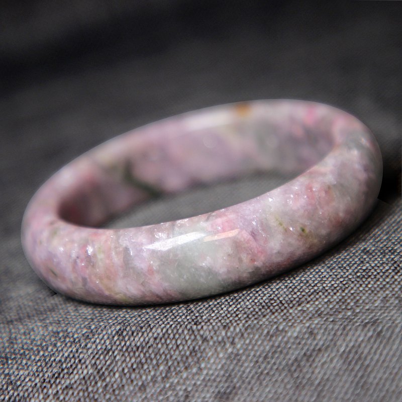 妳若盛開 春風自來 來自碧璽的時光密語 顏色和圖案如抽象的梅花壹般 被稱為梅花碧璽 是碧璽中的壹種特殊存在 整體看起來細膩而溫潤 戴在手腕上 可增強個人魅力 內徑57+mm 寬度16.0mm 厚度8.