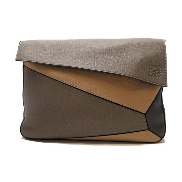 九成新 整體狀況不錯的商品 底部四角無明顯磨損 內裡乾淨