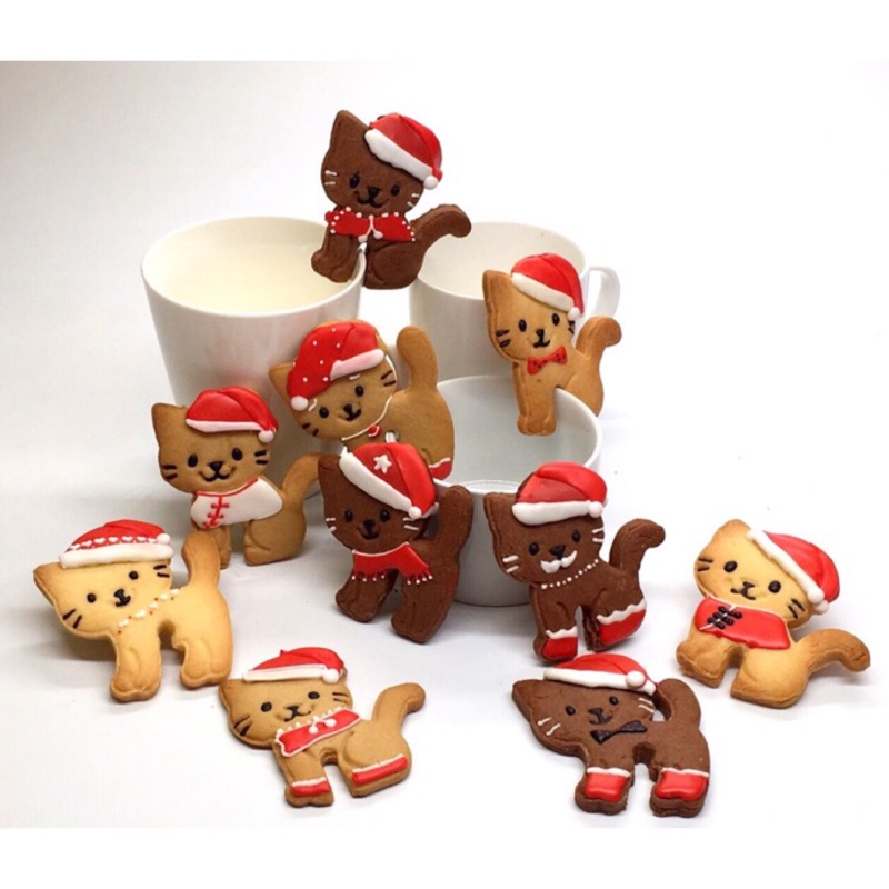 可愛的聖誕小貓餅乾，可掛在杯緣上配上熱呼呼的飲料享受冬天的溫暖，純手工製作，由甜點師彩繪每餅乾，每一片都是獨一無二的設計。適合貓聚或愛貓人士，或做交換小禮物~送禮自用兩相宜!可掛在杯緣子上，是有造型又