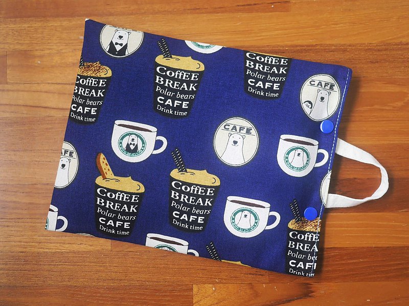 以胚布製作袋身，加入台灣生產的紅豆作為內芯， 當紅豆經過加熱後，飄散出濃濃的紅豆香氣， 不僅溫暖了身體，紅豆香味似乎也為心靈帶來了療癒感。 *因內含植物種子，故無法寄送台灣以外之國家