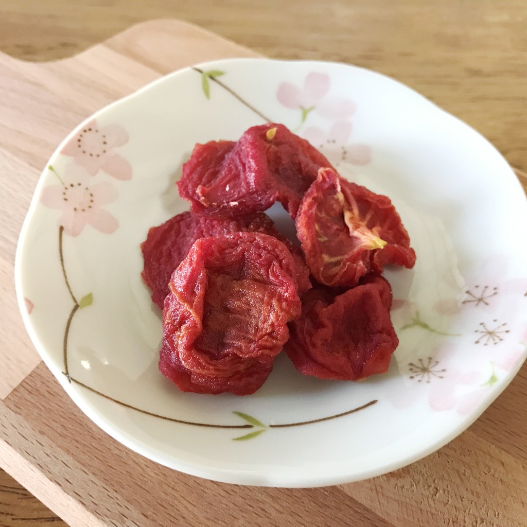 無二 無糖牛蕃茄乾 失敗了很多次，終於可以賣了（擦汗）。為什麼叫無二！獨一無二。因為全台灣沒有人像我這樣，怎麼搞工的做蕃茄乾。從品種開始，春日小舖就反骨選擇了牛蕃茄，因為聖女小蕃茄太多人做了。就是要跟