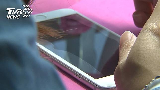 現在每個人幾乎人手1支手機，大多都會貼上螢幕保護貼。(示意圖／TVBS)