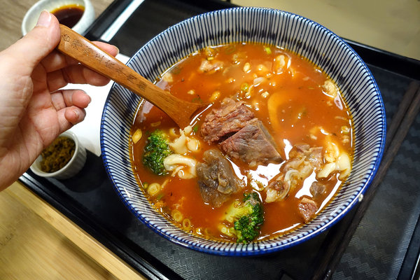 台灣郎正宗牛肉麵-松江南京站好吃牛肉麵，清燉/紅燒/蕃茄/咖哩牛肉麵、油潑抄手麵、手工水餃，中山區牛肉麵推薦(附台灣郎正宗牛肉麵菜單)