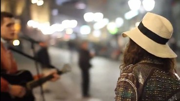 街頭藝人唱「史密斯飛船」歌曲 沒想到史蒂芬泰勒居然突然現身！