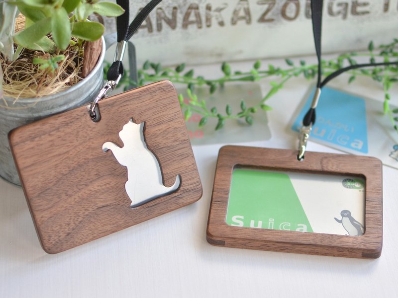 由激光切割和手工整理製成這是一個從脖子上移交的卡片盒。數字處理和模擬處理相結合天然木材的溫暖與激光加工機器的高加工精度相結合！ ！