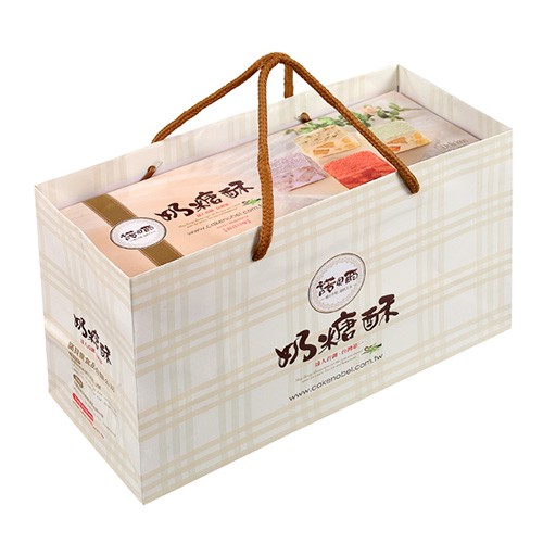 以顛覆傳統甜味糖果，將糖果甜味變化成鹹味 添加特製酥脆的蕃薯條，以四方精巧可愛的造型 咬在口中柔軟散發鮮奶氛圍，還有種酥酥脆脆的咬勁 口味獨特多種選擇：芋頭、起士、芥末、蒜香 ※1盒20顆入※產地- 