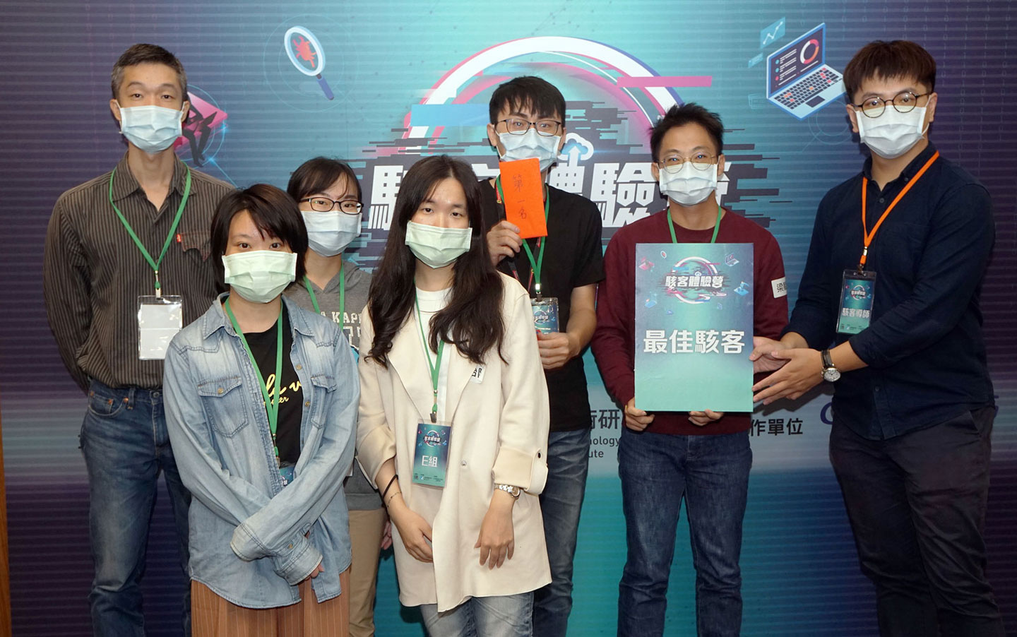 最終獲得第一名的 E 組小隊～每位成員可以獲得 600 元的超商禮券，好棒！