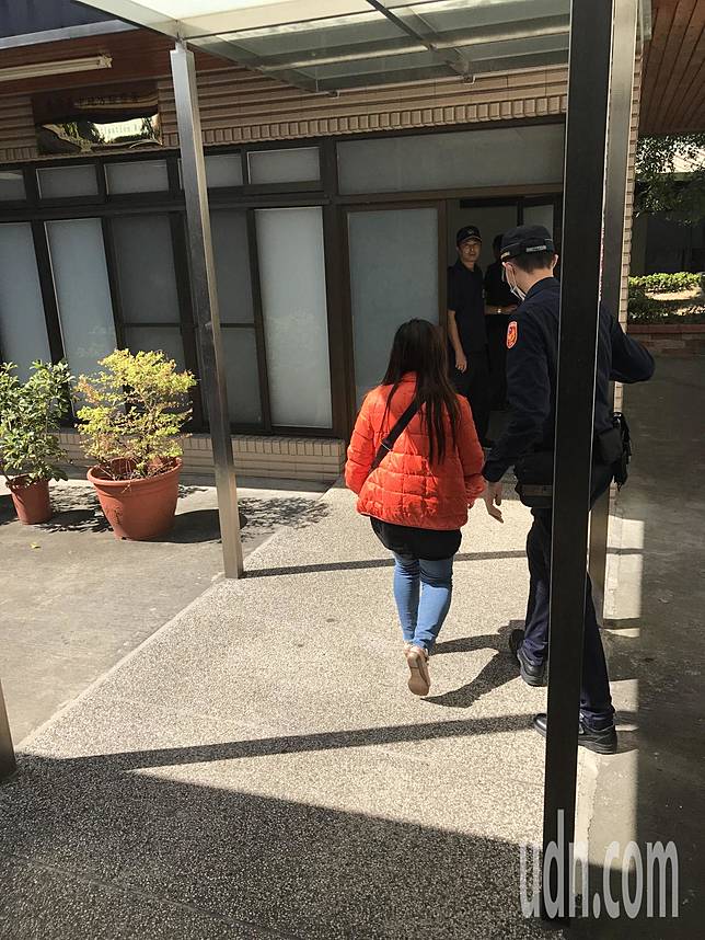 台中套房發生三屍命案，隔壁鄰居說，「聞到很不舒服的味道」。記者林佩均/攝影