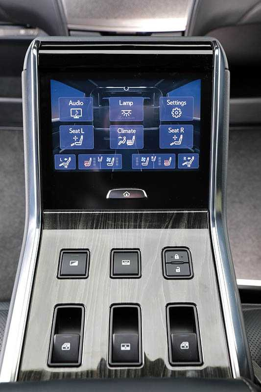 後艙從座椅、大螢幕、空調到音響，都可透過中央扶手上的觸控螢幕控制。（圖／馬景平攝）