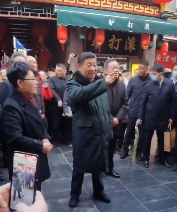 中國領導人習近平近期到天津古文化街考察時，大談文革「串連」時吃包子的經歷。 圖：翻攝自 X（前推特）