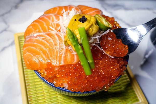 中山區聚餐火鍋推薦-丼賞和食+嗨蝦蝦林森旗艦店，百蝦龍船四人套餐，台北尾牙/謝師宴餐廳，林森北路石頭火鍋+日本料理，超浮誇高CP值百隻蝦龍蝦船大挑戰