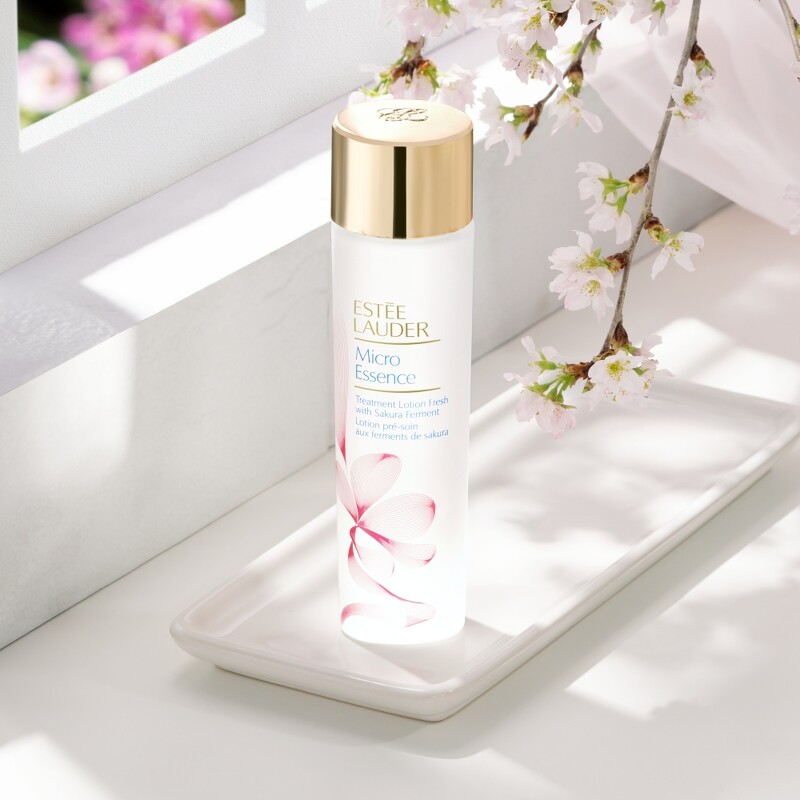 雅詩蘭黛微分子肌底原生露櫻花輕盈版100ml，NT2,100、200ml，NT4,000。