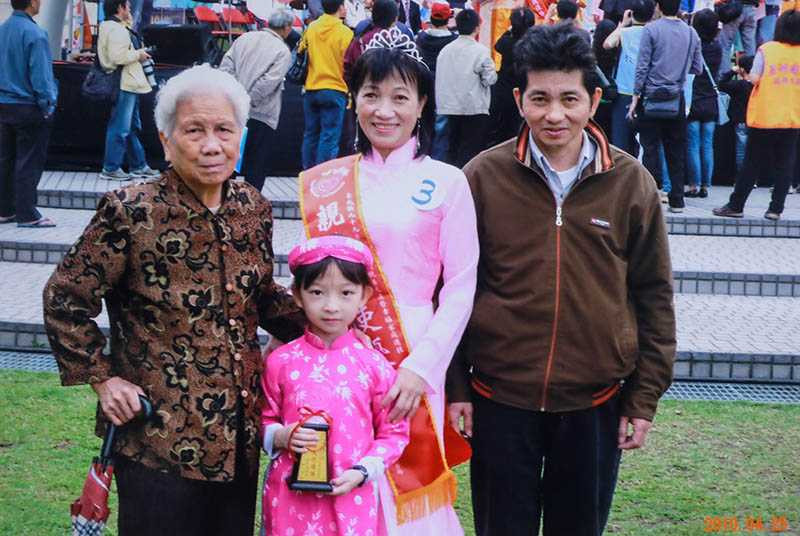 民國99年得到台北縣政府舉辦的外配模範家庭選拔，得到獎座。奉養婆婆、相夫教女的曾女香，實至名歸。（圖／曾女香提供）