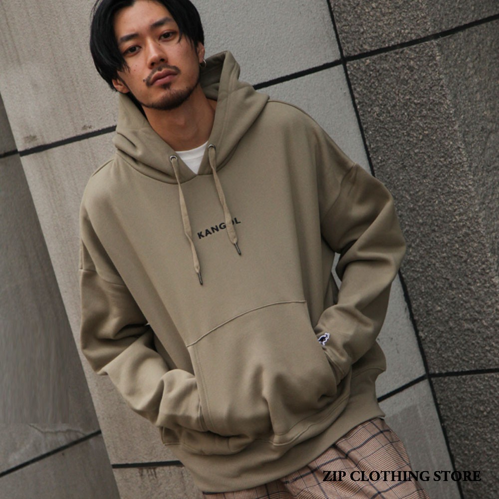 ZIP FIVE × KANGOL聯名款商品陸續登場！ZIP FIVE × KANGOL聯名款秋冬新品上架！採用SWEAT面料的套頭連帽衫，寬鬆的尺寸感能展現出時下流行穿搭。蓬軟舒適的內刷毛材質採用蓬
