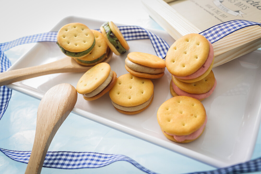 【產品特色】 嚴選頂級牛奶,加上日本宇治抹茶粉、台灣特製草莓乾及古抗咖啡粉,職人手工製作,口感如冰淇淋般綿密,甜而不膩,草莓口味有淡淡果香,酸中帶甜。抹茶口味有微微苦味,入口後滿滿茶香味,慢慢回甘。咖