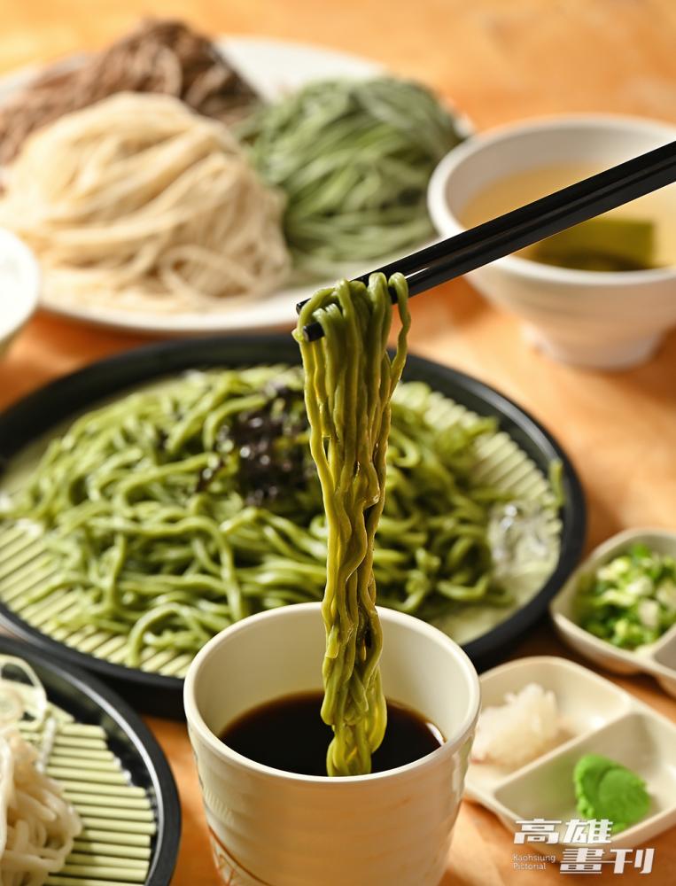 綠藻麵佐特製黃金比例鰹魚醬油，低卡又營養。(攝影/Carter)