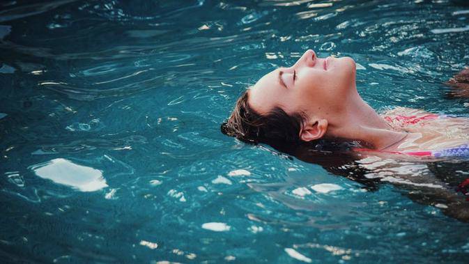 13 Arti Mimpi Berenang Terkait Aspek Emosi Dalam Diri Bola Com Line Today