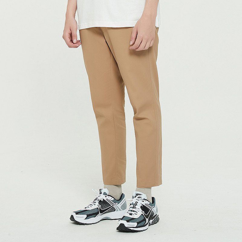 Slim Chino Pants 採用高密度棉質面料，舒適透涼而且不會起毛球 版型為品牌最受歡迎的修身剪裁配以九分長度 是非常推薦的一個款式。
