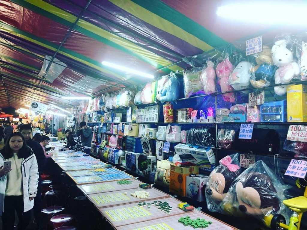 南投祖祠路夜市也有賓果、套圈圈等相當有人氣的夜市小遊戲